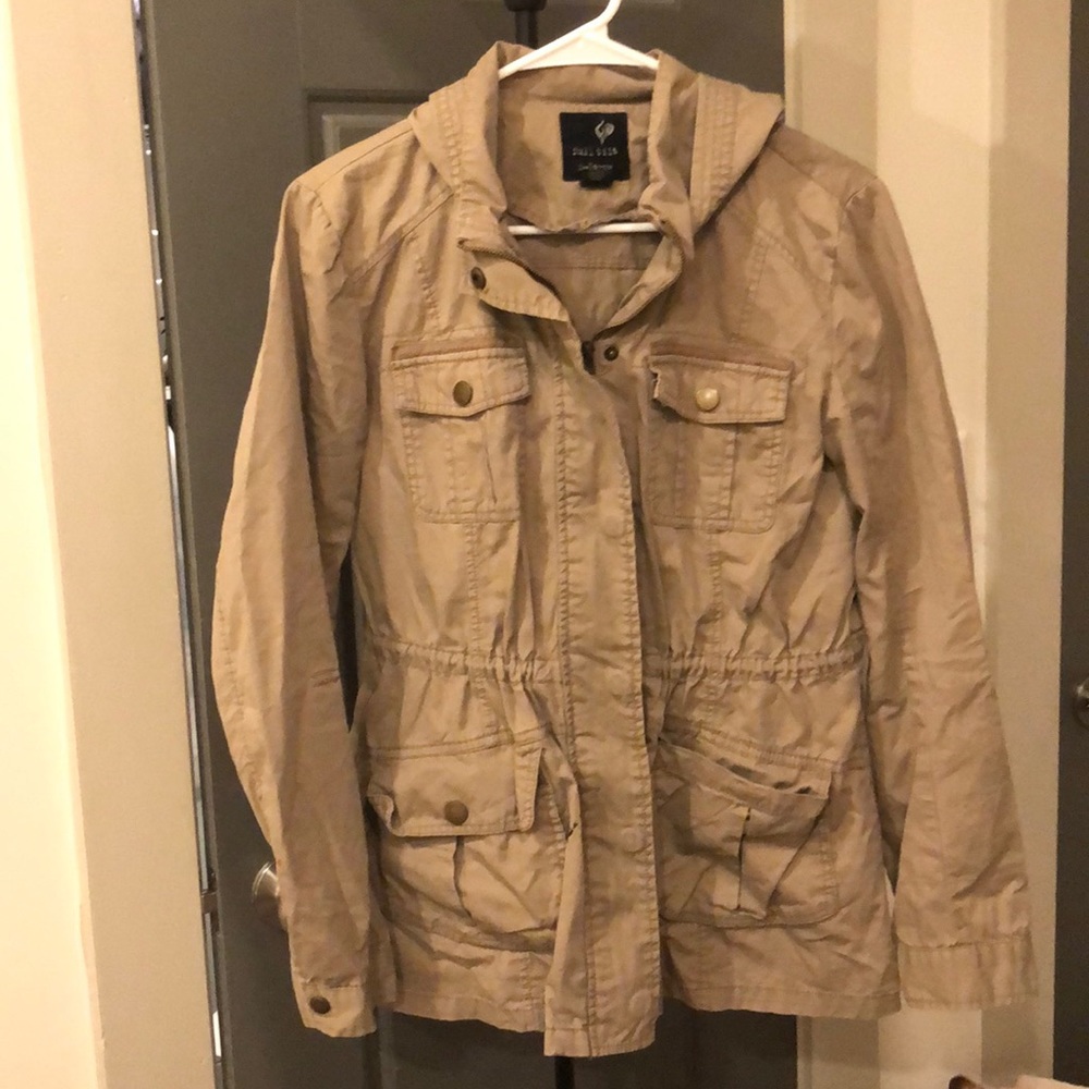 Great tan jacket with many pockets!